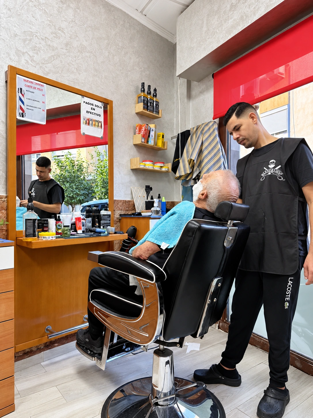 Younes atendiendo a un cliente en el sillón de barbería